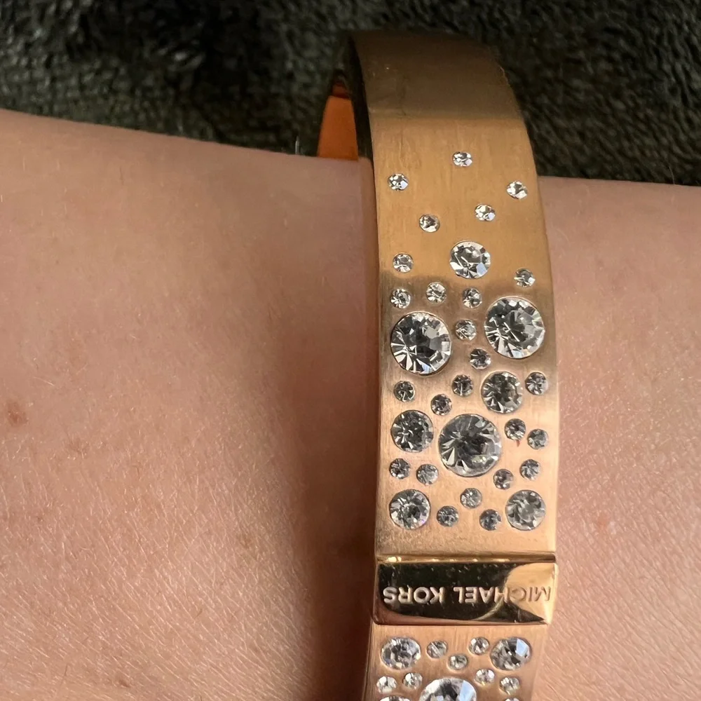 MICHAEL KORS ROSE GOLD TONE,SCATTERED PAVE HINGE OVAL CUFF BRACELET MKJ5989 - Picture 4 of 9